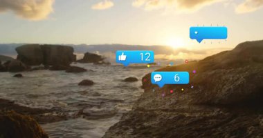 Manzaralı sahil günbatımını izlemek, sosyal medya bilgilendirmeleri ekranda canlanıyor. Manzara, kıyı şeridi, manzara, okyanus, ufuk, dijital