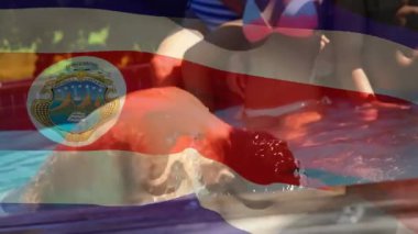 Su sıçratma, Kosta Rika bayrağı taşıyan insanlar okul ortamında üst üste biniyor. Kutlama, vatanseverlik, kültür, okul ruhu, çeşitlilik, eğlence