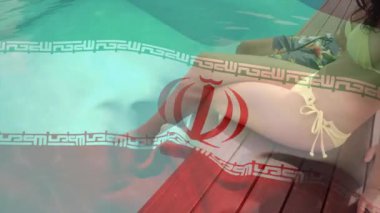 Bilardoda dinlenen, İran bayrağı animasyonu eşliğinde sarı mayo giyen kişi. Tatil, tatil, rahatlama, mayo, güneşlenme, tatil