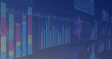 Finansal grafikler günbatımına karşı siluetlenmiş elektrik hatlarıyla gökyüzünü örtüyor. Ekonomi, finans, enerji, elektrik, altyapı, yatırım