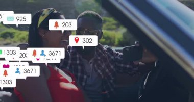 Arabada selfie çekiyorlar, sosyal medya bildirimleri yapan bir çift. teknoloji, yaşam tarzı, iletişim, bağlantı