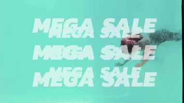 Suyun altında yüzen, canlı renklerde Mega-Sale metinlerini canlandıran bir kadın. İndirim, alışveriş, reklam, perakende, renkli, pazarlama