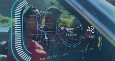 Arabada, hız ve varış yerini gösteren fütüristik gösterge paneli animasyonu kullanan çift. teknoloji, otomotiv, yenilik, navigasyon, arayüz