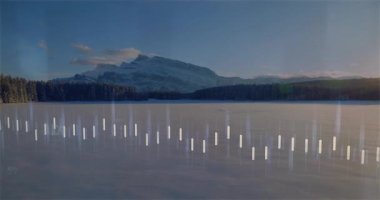 Dağ ve dikey ışık çubuklarıyla kaplı karla kaplı bir yer. Ufuk üzerinde animasyon. Kış, dağlar, aurora, ışıklar, manzara, doğa