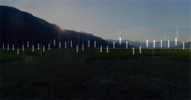 Manzarayı kaplayan hareketli ölçü ölçeğiyle dağların üzerinde gün batımı. Doğa, atmosfer, siluet