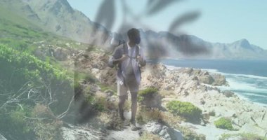 Kayalık sahil yolunda yürüyüş yapan, soyut şekillerin animasyonuyla kaplı bir adam. doğa, macera, keşif, açık hava, yolculuk, geometrik