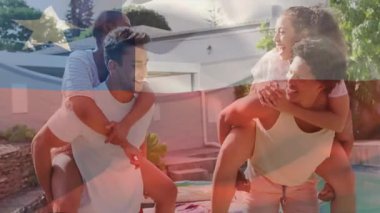 Şili bayrağı animasyon örtüsüyle bilardo oynarlar, genç yetişkinler güler. Arkadaşlar, yaz, eğlence, havuz başı, kutlama, mutluluk