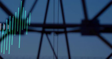 Gün batımında, arka planda bulanık endüstriyel yapıyı kaplayan ses dalgası animasyonu. Sanayi, teknoloji, dijital, soyut, fütüristik, modern