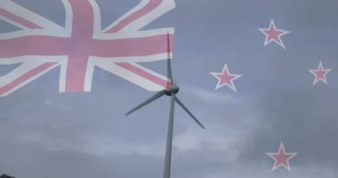 Bulutlu gökyüzü animasyonunda Yeni Zelanda bayrağı taşıyan dönen rüzgar türbini. Yenilenebilir enerji, sürdürülebilir çevre, temiz, yeşil