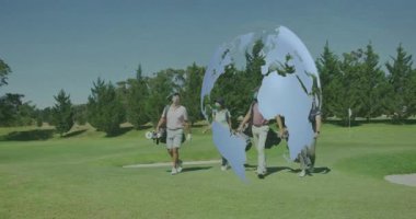 Rotada yürüyen, arka planda dünya animasyonu olan golfçüler. Spor, eğlence, açık hava, hobiler, eğlence