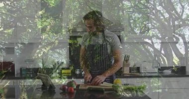 Mutfakta sebze doğramak, üzerinde ağaç dalları olan biri. Aşçılık, aşçılık, hazırlık, yeşillik, yeşillik