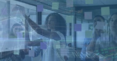 Ofiste beyin fırtınası yapan iş arkadaşlarıyla veri ve istatistikleri gösteren arayüz görüntüsü. küresel iletişim teknolojisi dijital arayüz kavramı, dijital olarak oluşturulmuş görüntü.