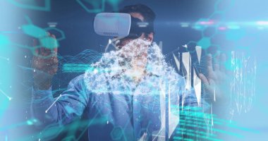 Bilgisayar kullanan doktor takımına karşı tıbbi dijital arayüzün dijital kompote görüntüsü. Fütürist tıbbi teknoloji kavramı.