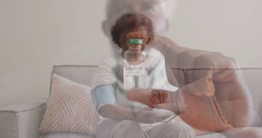 Yaşlı kadının tansiyonunu ölçen kovid 19 aşısını elinde tutan erkek doktor görüntüsü. küresel koronavirüs salgını, ilaç ve sağlık konsepti dijital olarak oluşturulmuş görüntü.