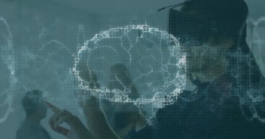 VR kulaklık kullanan gülümseyen bir kadın için arayüzdeki beyin ve tıbbi veri işleme görüntüsü. küresel tıbbi araştırma teknolojisi ve dijital arayüz konsepti, dijital olarak oluşturulmuş görüntü.