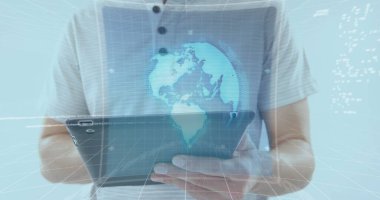 Tablet kullanan adamın üzerinde tarama ve veri işleme yapan ekranların görüntüsü. dijital arayüz, küresel teknoloji, bağlantı ve iletişim konsepti dijital olarak oluşturulmuş görüntü.