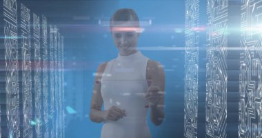 Mavi arkaplanda bilgisayar sunucularıyla etkileşimli ekran kullanan bir iş kadını resmi. küresel bağlantılar, teknoloji ve dijital arayüz kavramı dijital olarak oluşturulmuş görüntü.