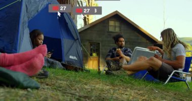 Arkadaşlarla kamp yapmak, sosyal medya bildirimlerinin canlandırılması. Macera, açık hava, arkadaşlık, teknoloji, yaban hayat, bağlantı