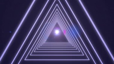 Geometrik üçgen tünelde mor renklerle parlayan ışık animasyon yaratır. Soyut, geleceksel, neon, aydınlatma, dijital, simetri