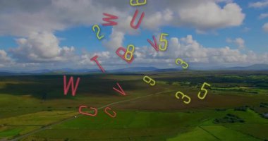 Bulutlar, renkli çizgileriyle uçsuz bucaksız yeşil araziye gölge düşürüyor. Manzara, doğa, sanatsal