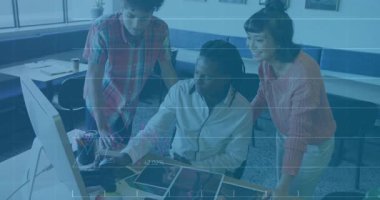 Verileri finansal grafiklerle analiz etmek, modern ofiste iş birliği yapmak. takım çalışması, işbirliği, finans, analitik, şirket, analiz