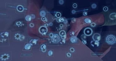 Dijital arayüzü ve holografik veri animasyonları olan akıllı telefon kullanan eller. Teknoloji, fütüristik, yenilik, dokunmatik ekran, siber iletişim