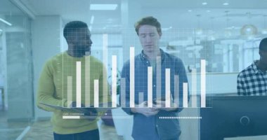 Veri analizlerini çubuk grafik animasyonuyla tartışmak, iş dünyasından profesyoneller ofiste. takım çalışması, strateji, şirket, toplantı, sunum, finans