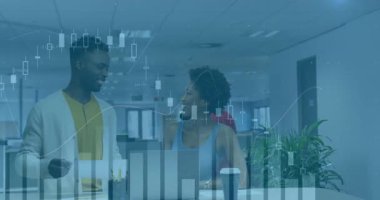 İş arkadaşları, finansal veri animasyonları ile ofiste tartışıyor. İşbirliği, takım çalışması, finans, yenilik, teknoloji, şirket