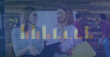 Finansal veri tabloları, ofis toplantılarında animasyon kullanan iş kadınları. sunum, takım çalışması, analiz, işbirliği, yenilik, profesyonel