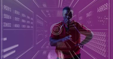 Fütürist dijital arayüz, animasyon ve hologramları izleyen kişi ile etkileşim. Teknoloji, yenilik, sanal, holografi, artırılmış gerçeklik, dalgın