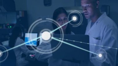 Laboratuvarda ağ bağlantıları olan dizüstü bilgisayarlar kullanan bilim adamları. Araştırma, yenilik, takım çalışması, teknoloji, bağlantı, analiz