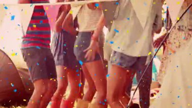 Açık hava festivalinde dans eden insanlar renkli konfeti ve animasyonlarla çevrili. Kutlama, parti, kalabalık, müzik, coşku, eğlence