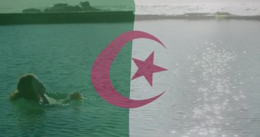 Cezayir bayrağı hareketli hafif dalgalanmalarla durgun suyu kaplıyor. sükunet, huzur, sembolizm, ulusal, temsil, dalgalı