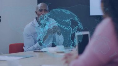 Çeşitli profesyonelleri kapsayan dijital dünya haritası animasyonlarıyla iş toplantısı. Takım çalışması, küresel, işbirliği, teknoloji, şirket, yenilik