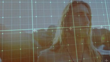 Açık havada, animasyon ızgara etkisi altında uzun saçlı biri. Dijital, teknoloji, fütüristik, yaratıcılık, kavram, dijital sanat