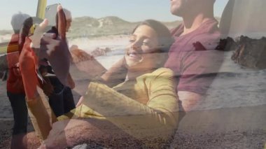 Kumsalda, sahilde yürüyen insanların canlandırmasıyla rahatlayan bir çift. Tatil, dinlenme, deniz kenarı, kıyı şeridi, dinlenme, sükunet.