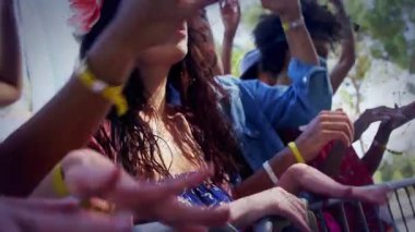 Dijital ağ animasyonu ile bağlantılı insanlarla açık hava konseri. Teknoloji, müzik, seyirci