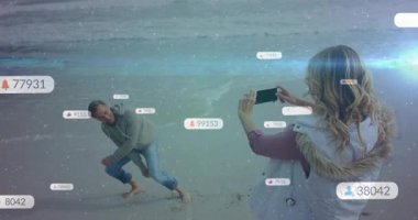 Plajda, sosyal medya bildirimleriyle rahatlayan insanlar ekrana yansıyor. Tatil, rahatlama, yaşam tarzı, ağ, bağlantı, dijital