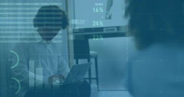 Dizüstü bilgisayar kullanarak, dünya haritasının animasyonuyla verileri analiz eden bir iş adamı. Teknoloji, analitik, küresel, yenilik, finans, dijital