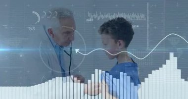 Çocuğu inceleyen, doktor tıbbi verileri ve grafikleri inceleyen animasyon örtüsü. Sağlık, pediyatrist, tanı, teknoloji, yenilik, görsel