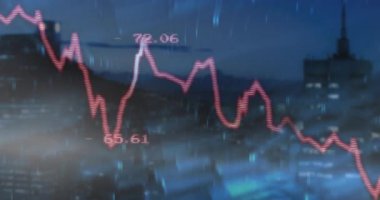 Geceleri şehir manzarası üzerinde değişen borsa grafiği. Finans, ekonomi, ticaret, yatırım, şehir, gece manzarası