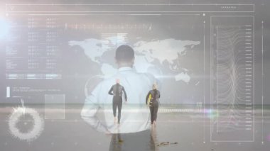 Dijital dünya haritasını analiz eden işadamı, ofisteki animasyona odaklanıyor. Teknoloji, yenilik, strateji, küresel, profesyonel, veri