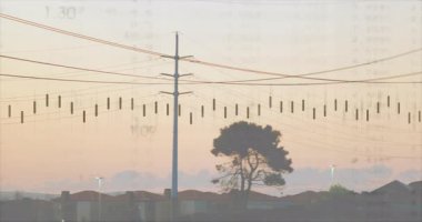 Gün batımında gökyüzünde güç hatları ve ölçüm ölçeği olan iletim kulesi. Elektrik, enerji, altyapı, elektrik şebekesi, kamu hizmeti, ağ