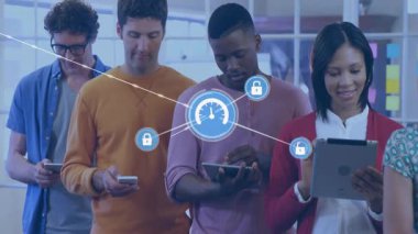 Okuldaki çeşitli gruplar, dijital güvenlik simgelerinin canlandırıldığı tabletleri kullanıyorlar. Teknoloji, siber güvenlik, eğitim, e-öğrenme, işbirliği, takım çalışması