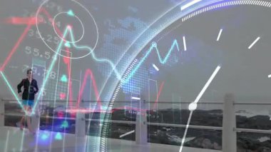 Finansal veri ve saat animasyonlarıyla okyanus kenarında koşan bir kadın. Fitness, analizler, zaman, sağlık, egzersiz, çalışma