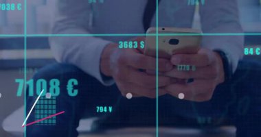 Akıllı telefon kullanarak, iş adamı finansal verileri ve grafikleri animasyonla analiz ediyor. Teknoloji, finans, analiz, mobil, yenilik, yatırım