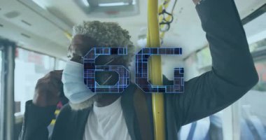 Otobüste maske takan, 6G metin kaplamalı animasyon okuyan bir adam. Teknoloji, toplu taşıma, bağlantı, yenilik, dijital, iletişim