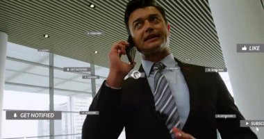 Modern ofiste, iş adamı telefonda sosyal medya tebligatlarının animasyonuyla. communication, technology, network işleme, digital, Connectivity, smartphone