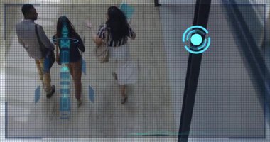 Alışveriş merkezinde yürümek, fütüristik veri analizinin animasyonunu yapan üç kişi. Teknoloji, yenilik, dijital, alışveriş, etkileşim, modern