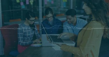 İş dünyası ekibi veri işleme animasyon örtüsüyle iş birliği yapıyor. Takım çalışması, işbirliği, yenilik, teknoloji, beyin fırtınası, analitik